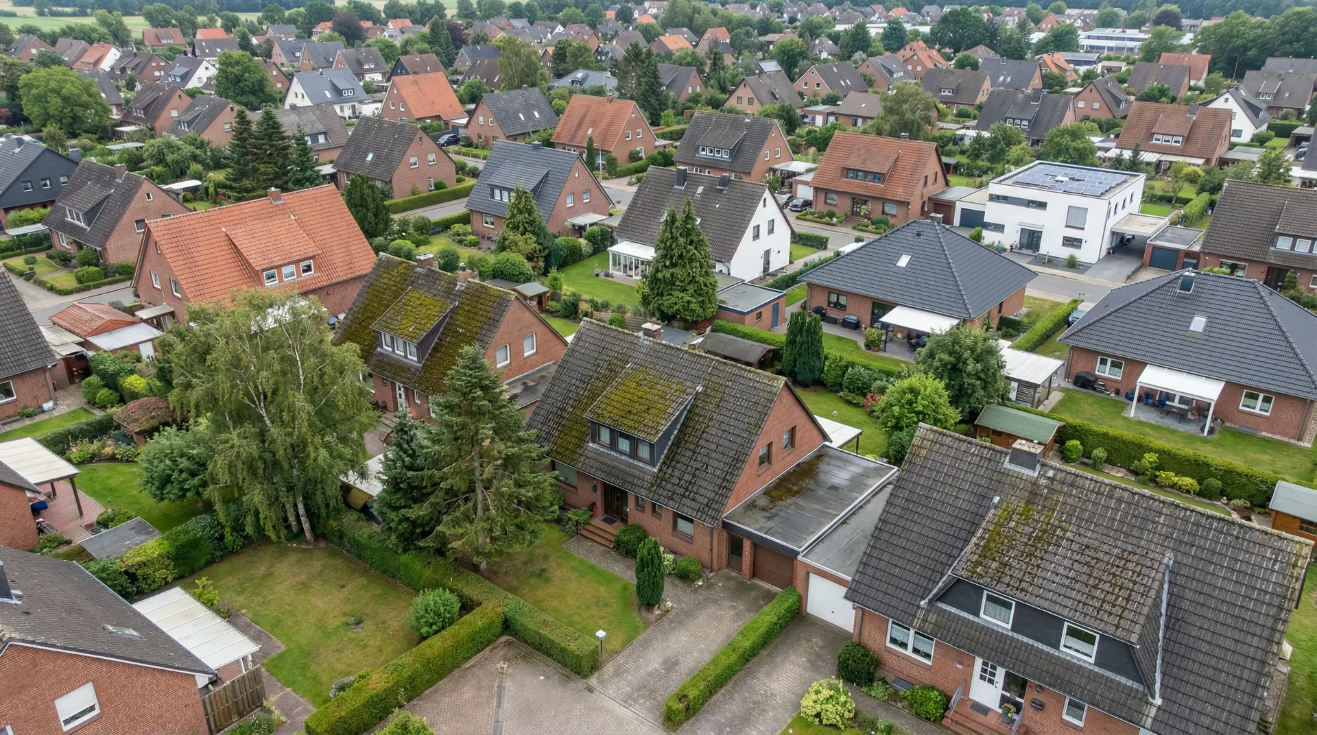 Dächer in Brandenburg mit verschiedenen Zuständen
